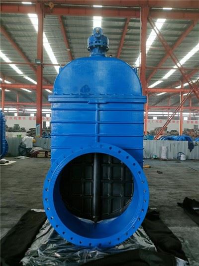 Cad is Comhla Féileacán Flanged ann?